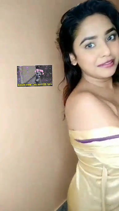 Hot babe accidentally boobs showing