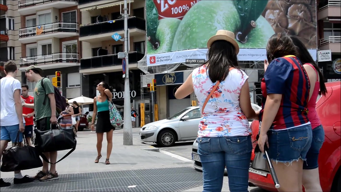 Lady oops moment in public – Skirt blown by wind and white panty exposed