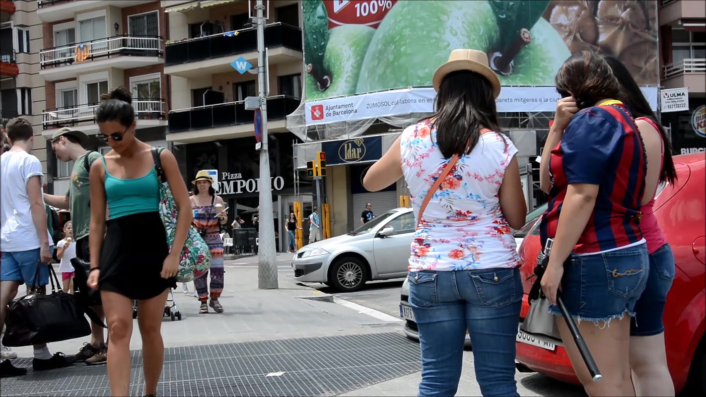 Lady oops moment in public – Skirt blown by wind and white panty exposed