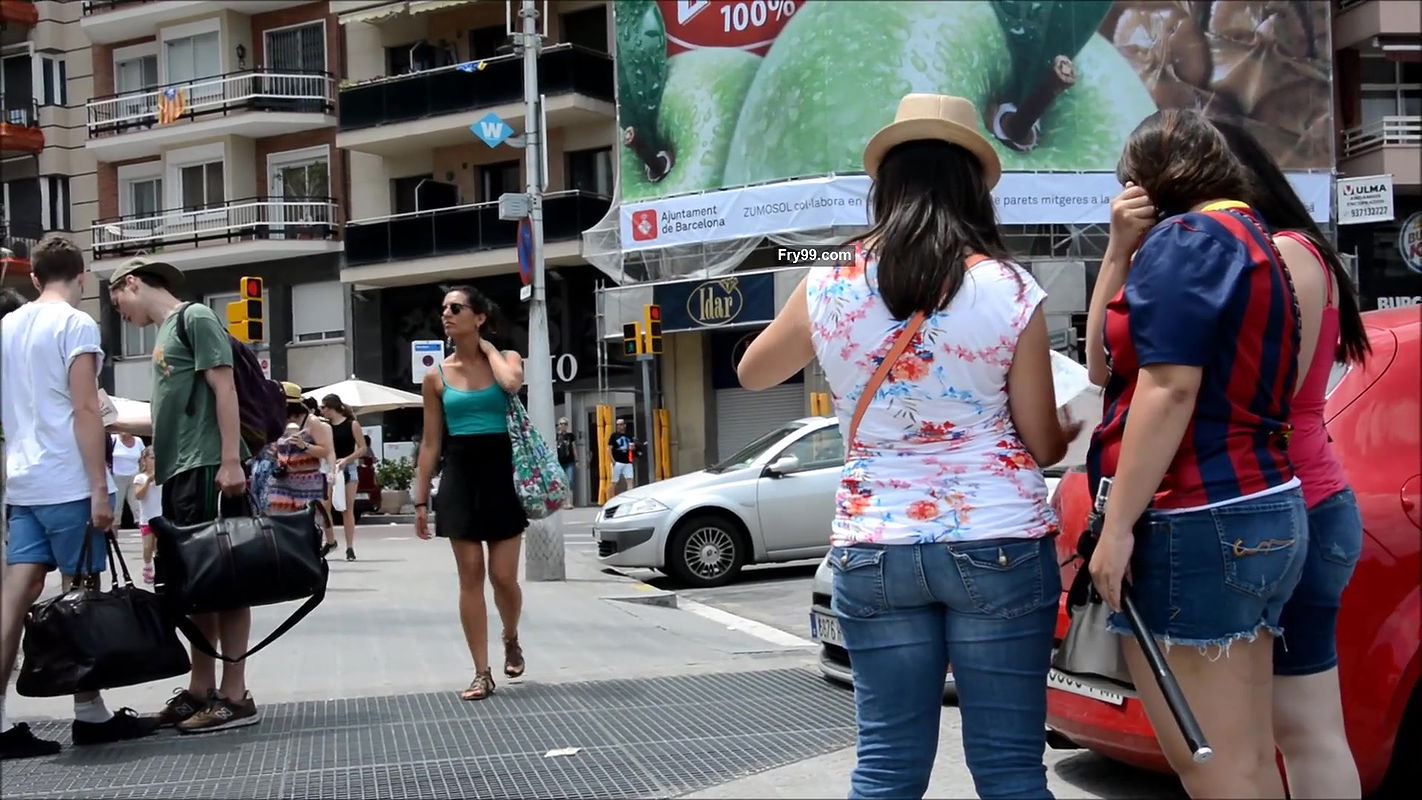 Lady oops moment in public – Skirt blown by wind and white panty exposed