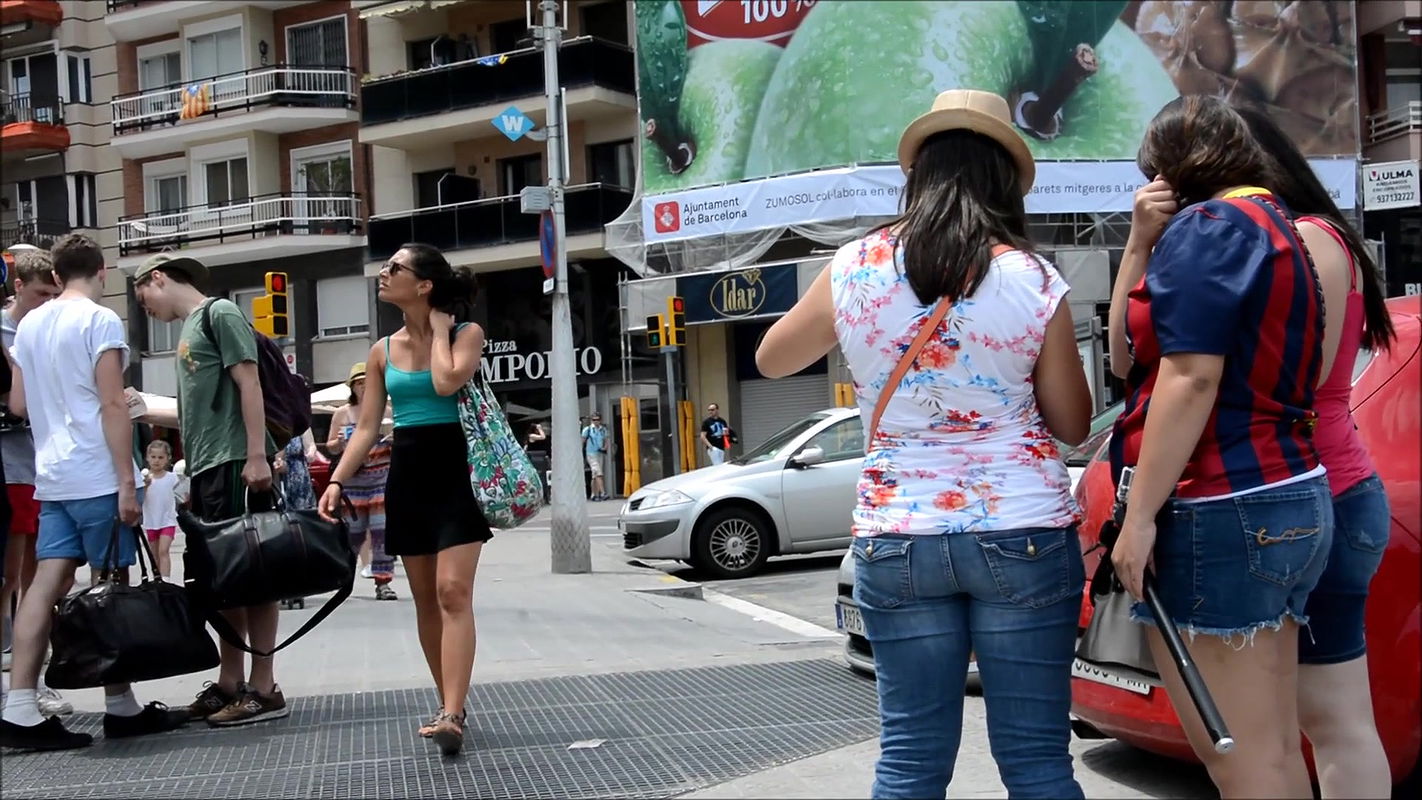 Lady oops moment in public – Skirt blown by wind and white panty exposed