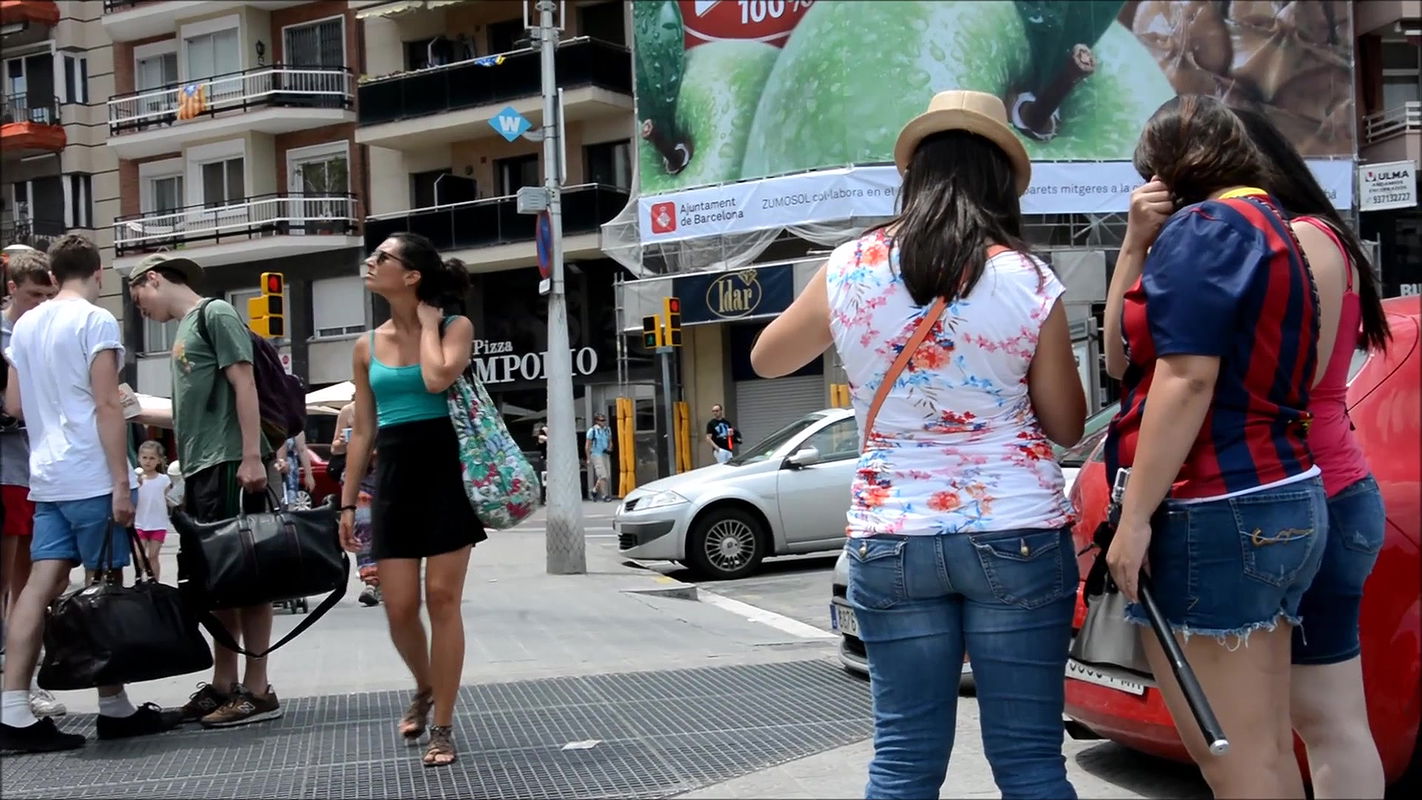 Lady oops moment in public – Skirt blown by wind and white panty exposed