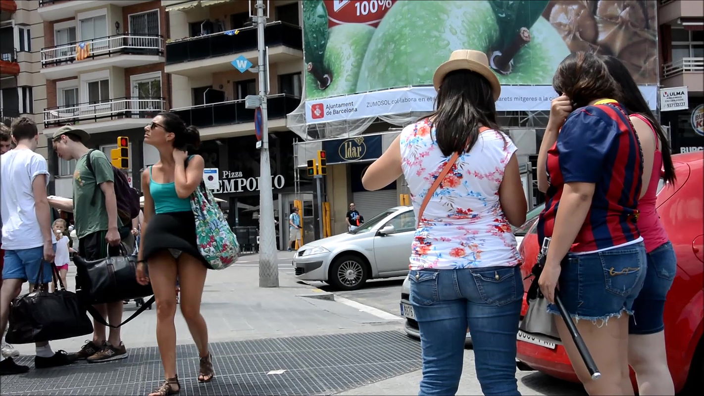Lady oops moment in public – Skirt blown by wind and white panty exposed