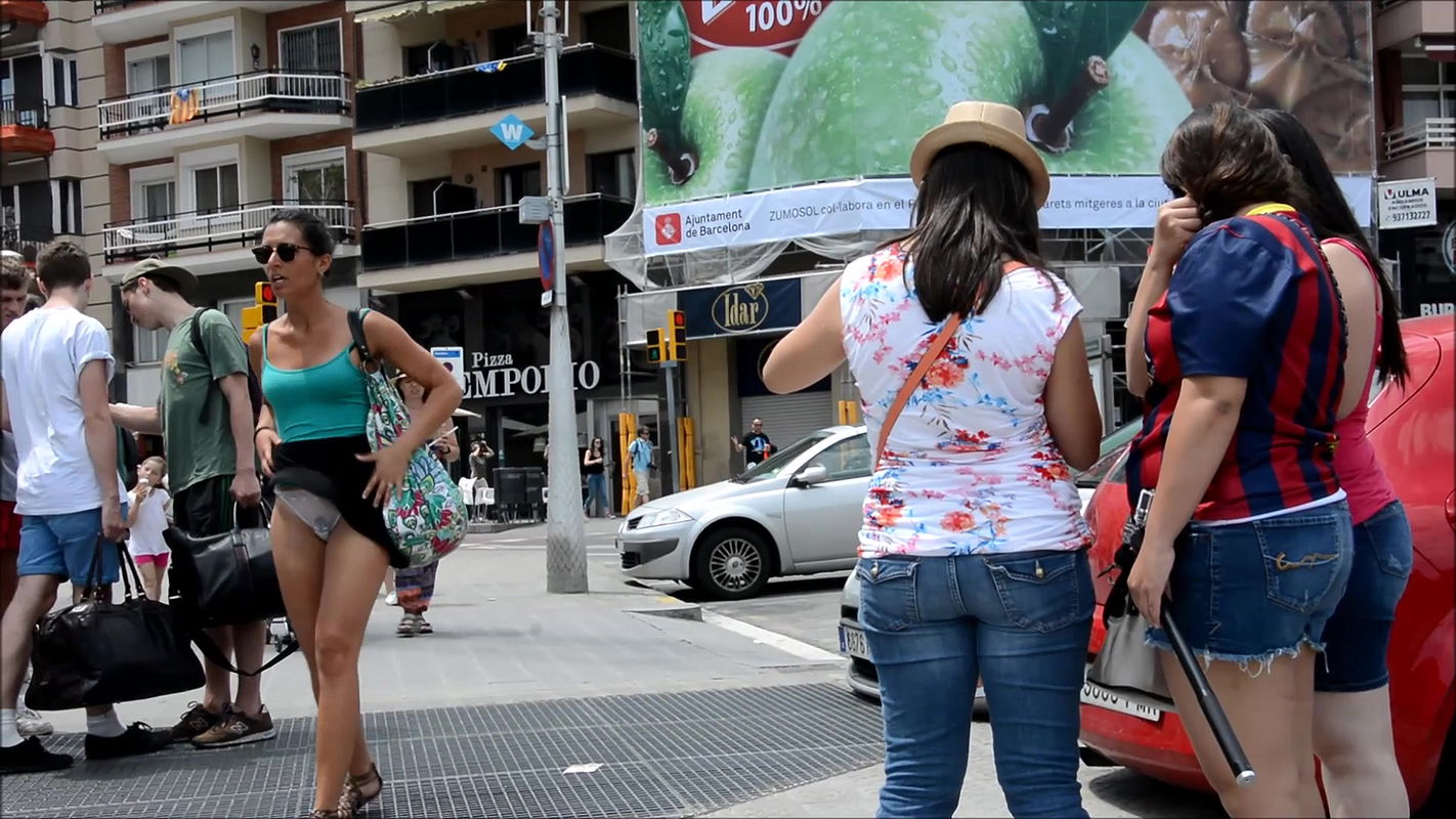 Lady oops moment in public – Skirt blown by wind and white panty exposed