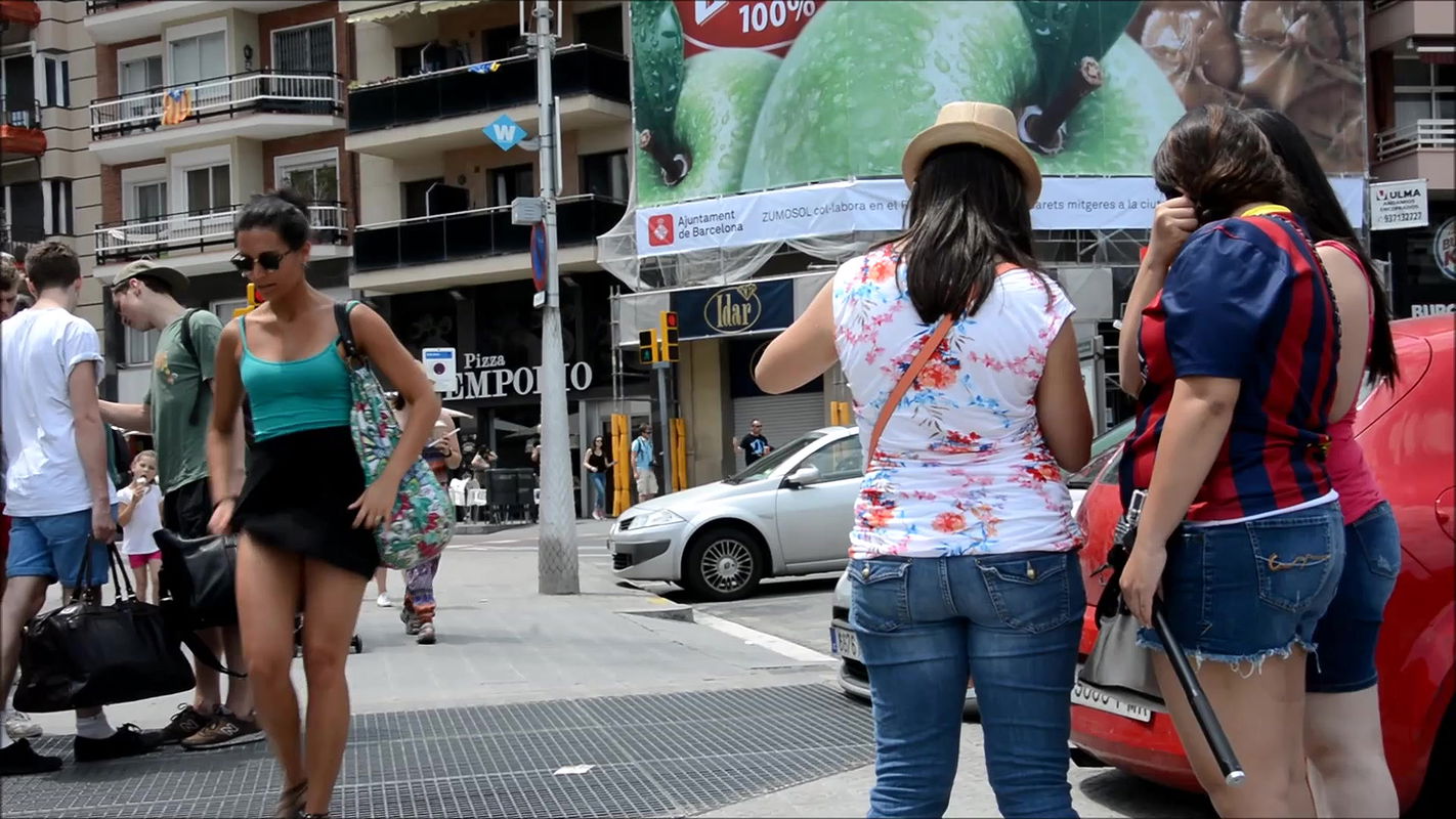 Lady oops moment in public – Skirt blown by wind and white panty exposed