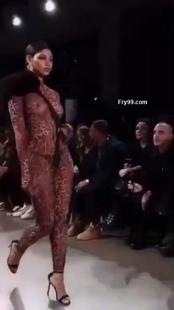 Model Rampwalk Nipple Visible Seethrou Show