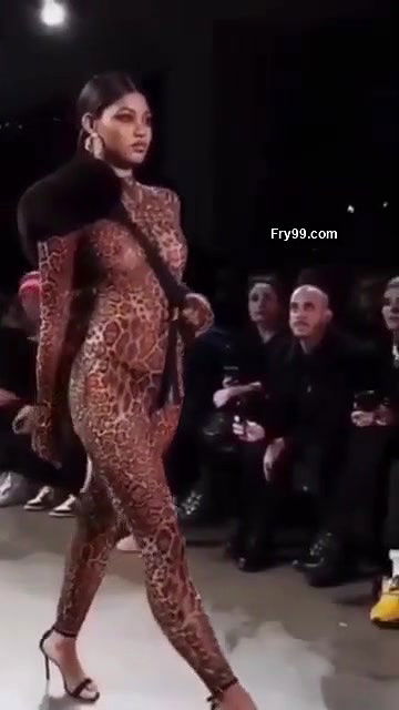 Model Rampwalk Nipple Visible Seethrou Show