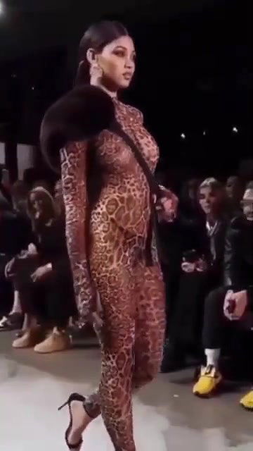 Model Rampwalk Nipple Visible Seethrou Show