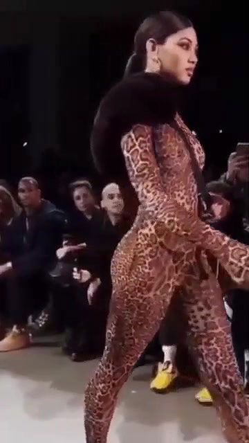 Model Rampwalk Nipple Visible Seethrou Show