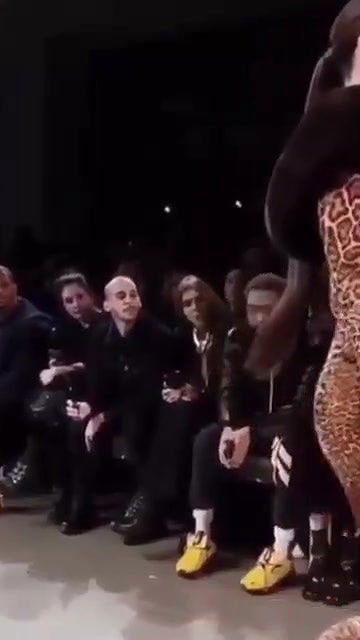 Model Rampwalk Nipple Visible Seethrou Show