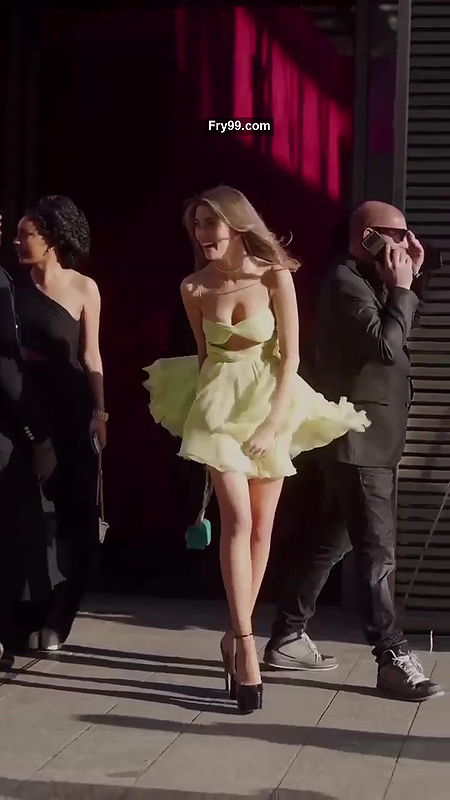 Sexy Actress Upskirt Oops Moment