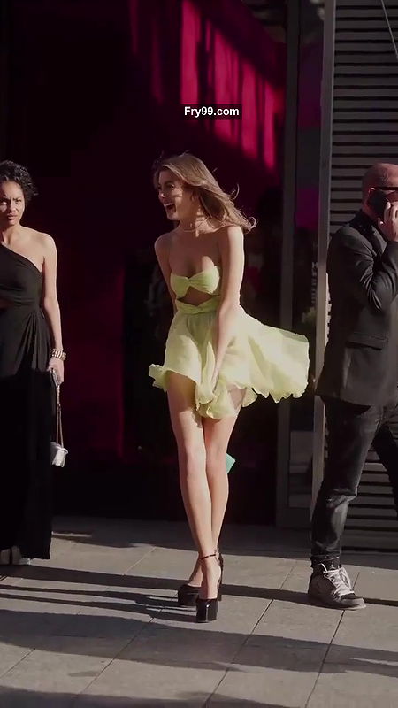 Sexy Actress Upskirt Oops Moment