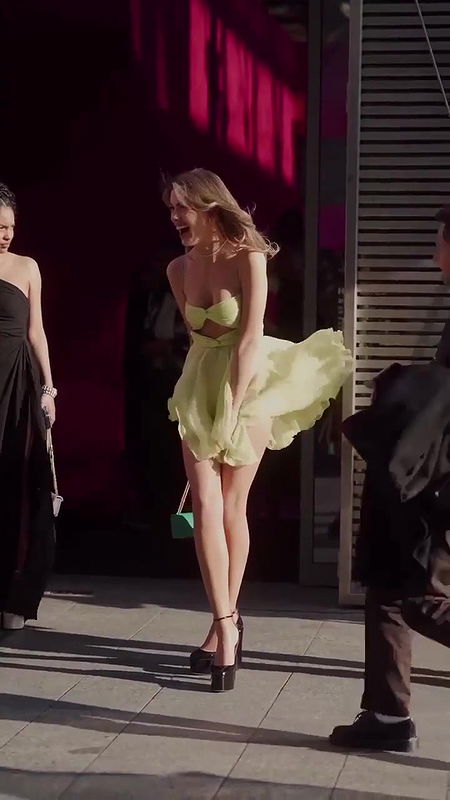 Sexy Actress Upskirt Oops Moment