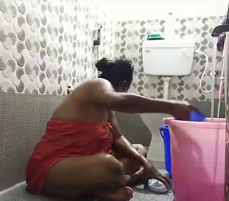 Tamil Aunty Nandana On Cam Bathing For Money