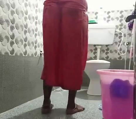 Tamil Aunty Nandana On Cam Bathing For Money