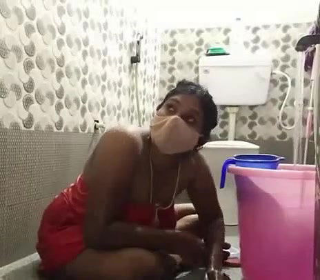Tamil Aunty Nandana On Cam Bathing For Money