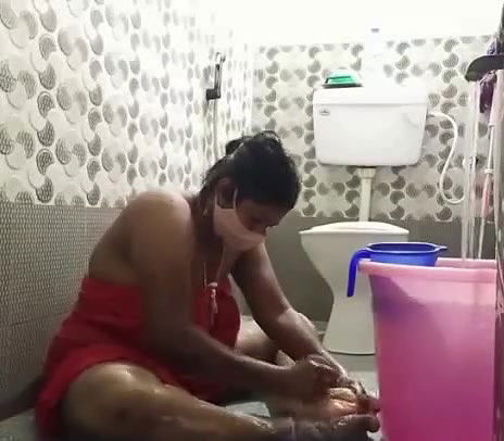 Tamil Aunty Nandana On Cam Bathing For Money