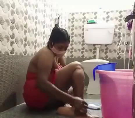 Tamil Aunty Nandana On Cam Bathing For Money
