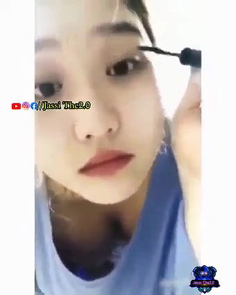 Very beautiful girl accidentally exposed her boobs