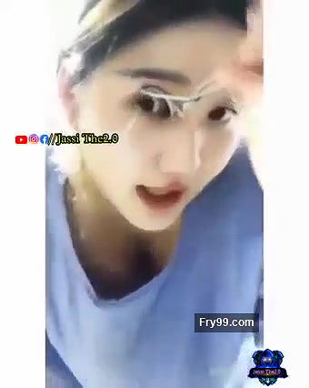 Very beautiful girl accidentally exposed her boobs