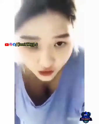 Very beautiful girl accidentally exposed her boobs