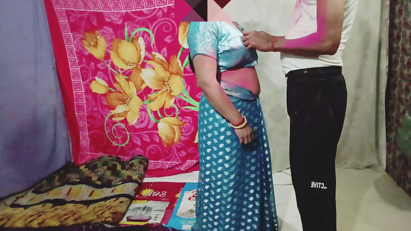 If Desi Bhabhi’s husband did not come home in Holi, then Holi was celebrated with brother-in-law, so brother-in-law sister-in-law.