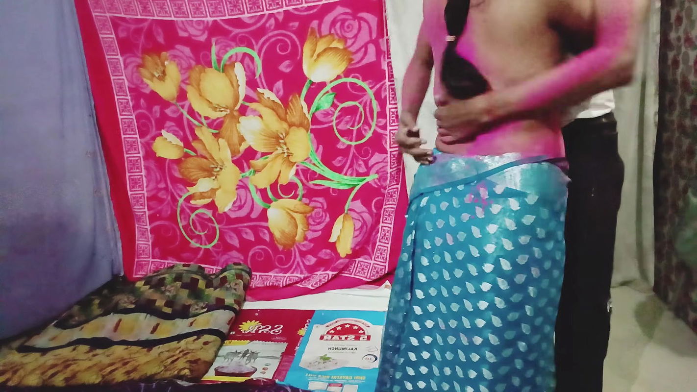 If Desi Bhabhi’s husband did not come home in Holi, then Holi was celebrated with brother-in-law, so brother-in-law sister-in-law.