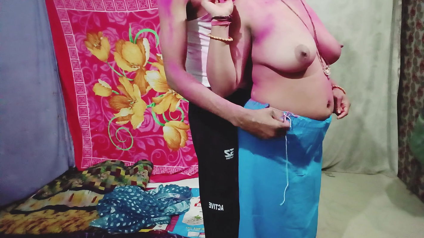 If Desi Bhabhi’s husband did not come home in Holi, then Holi was celebrated with brother-in-law, so brother-in-law sister-in-law.