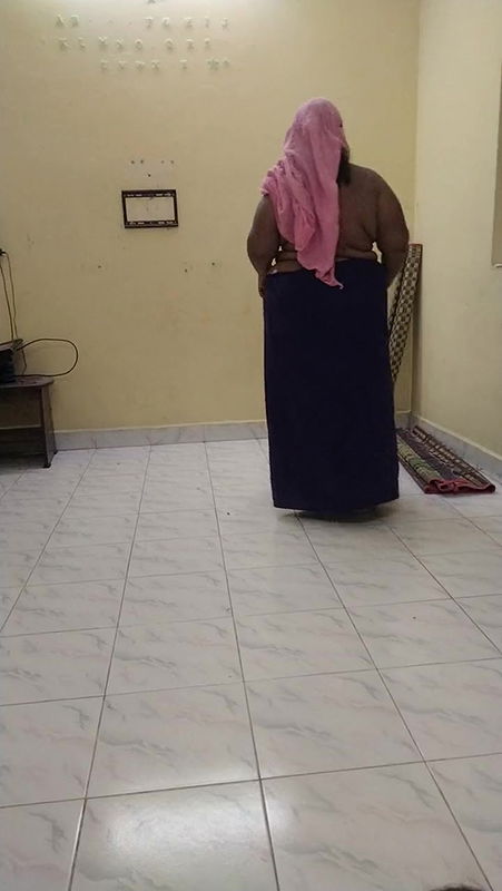 Chubby aunty showing her naked body while cleaning her house