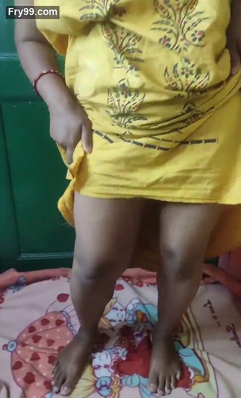 Indian Sruti bhabi fucking with vegetable at home
