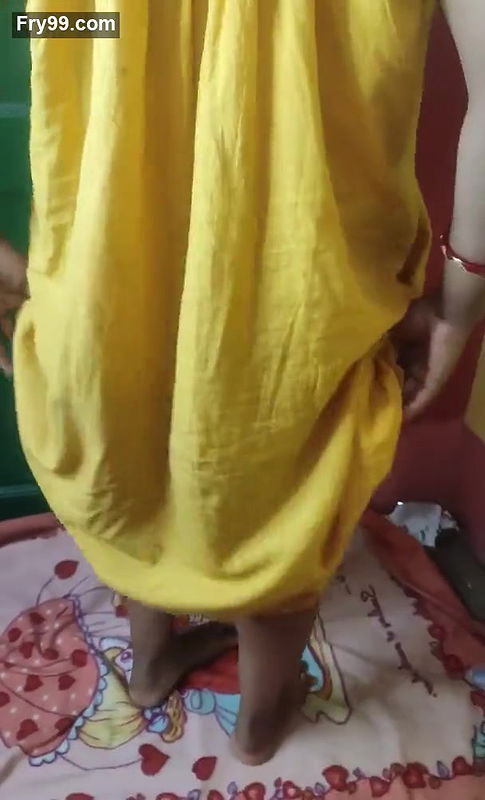 Indian Sruti bhabi fucking with vegetable at home