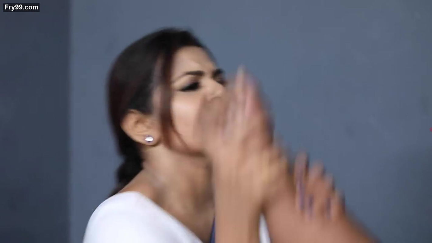 Vj Mounika Sexy Open Deep Navel Show