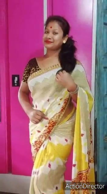 Very Beautiful Bhabhi Showing her Boobs & Pussy