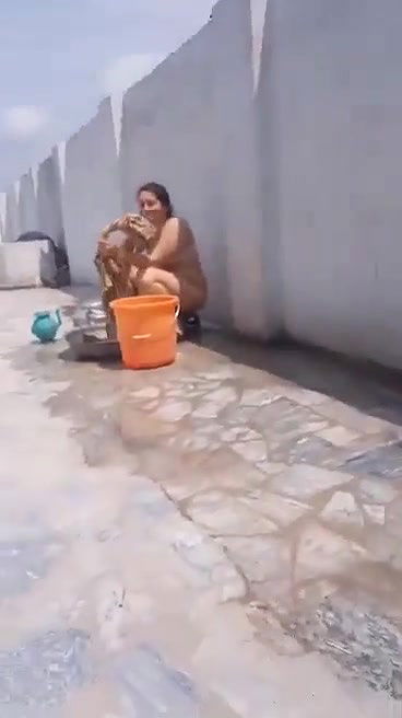 Pakistani bhabhi recorded nude outdoor