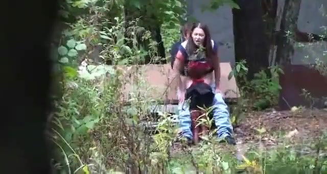 Amateur sex with russian prostitute in the park (1)