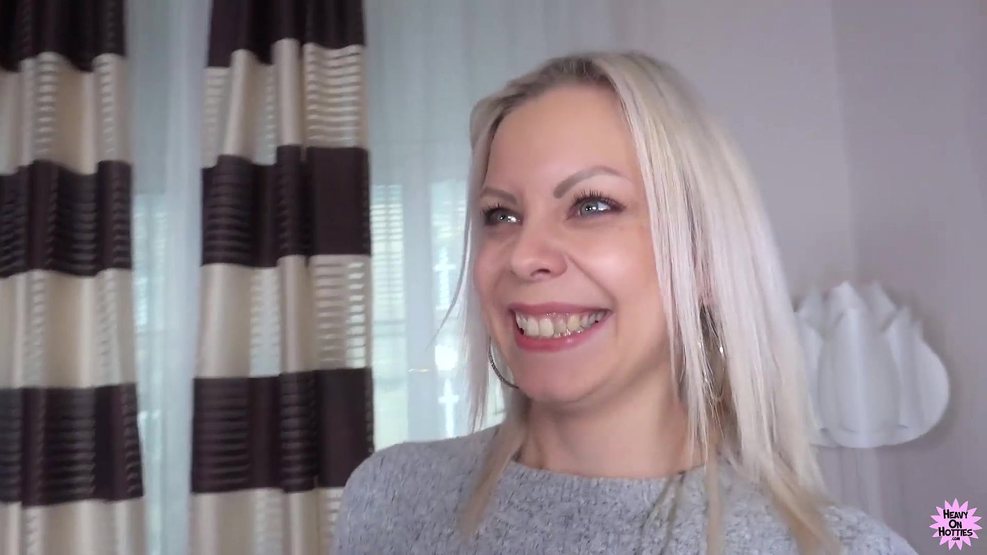Blonde babe Julia Parker gags on cock