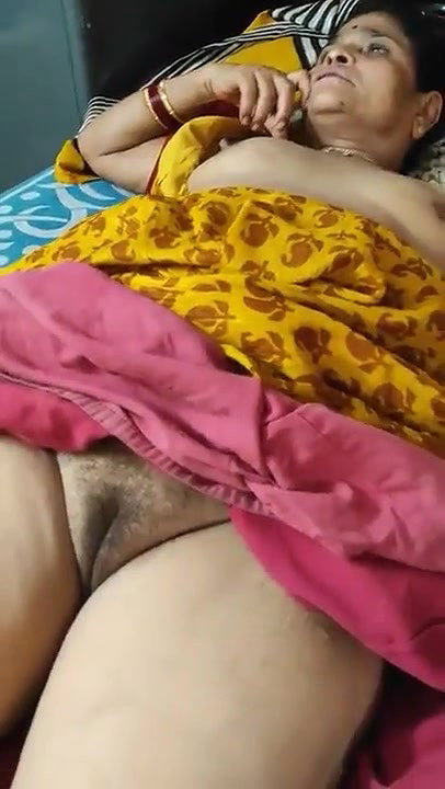 MATURE DESI AUNTY STILL GOT NICE PUSSY