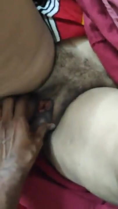 MATURE DESI AUNTY STILL GOT NICE PUSSY