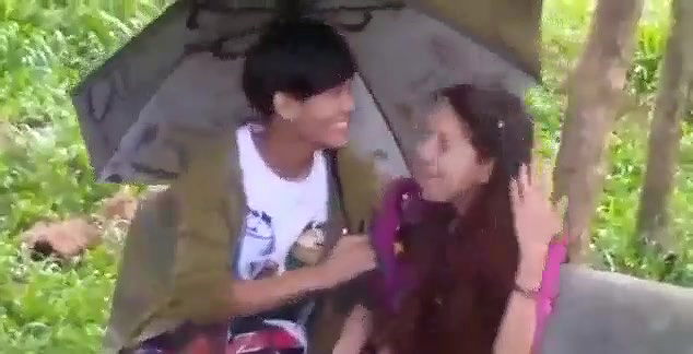 Myanmar girl blowjob with her boyfriend in the park