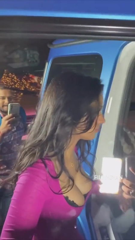 Nyasa Devgan (Kajol Daughter) Closeup Sexy Busty Milk tank Tease part 2