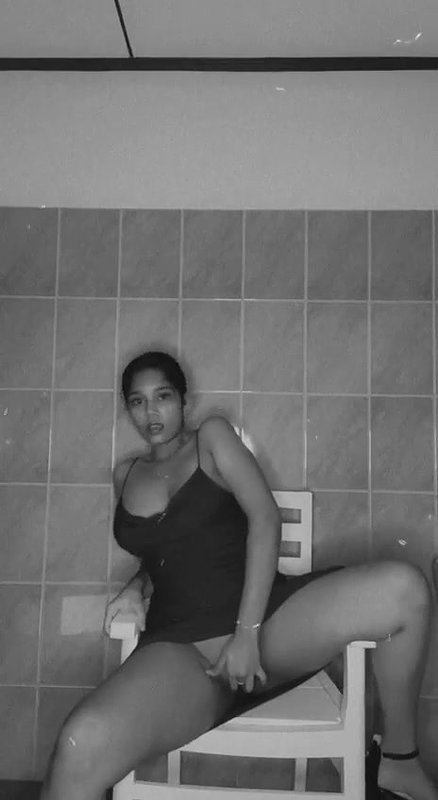 Hot Desi Girl showing…Many clips