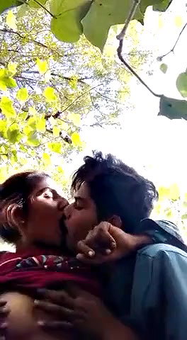 Sexy kolkata couple groping in victoria memorial