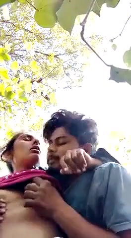 Sexy kolkata couple groping in victoria memorial