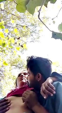 Sexy kolkata couple groping in victoria memorial