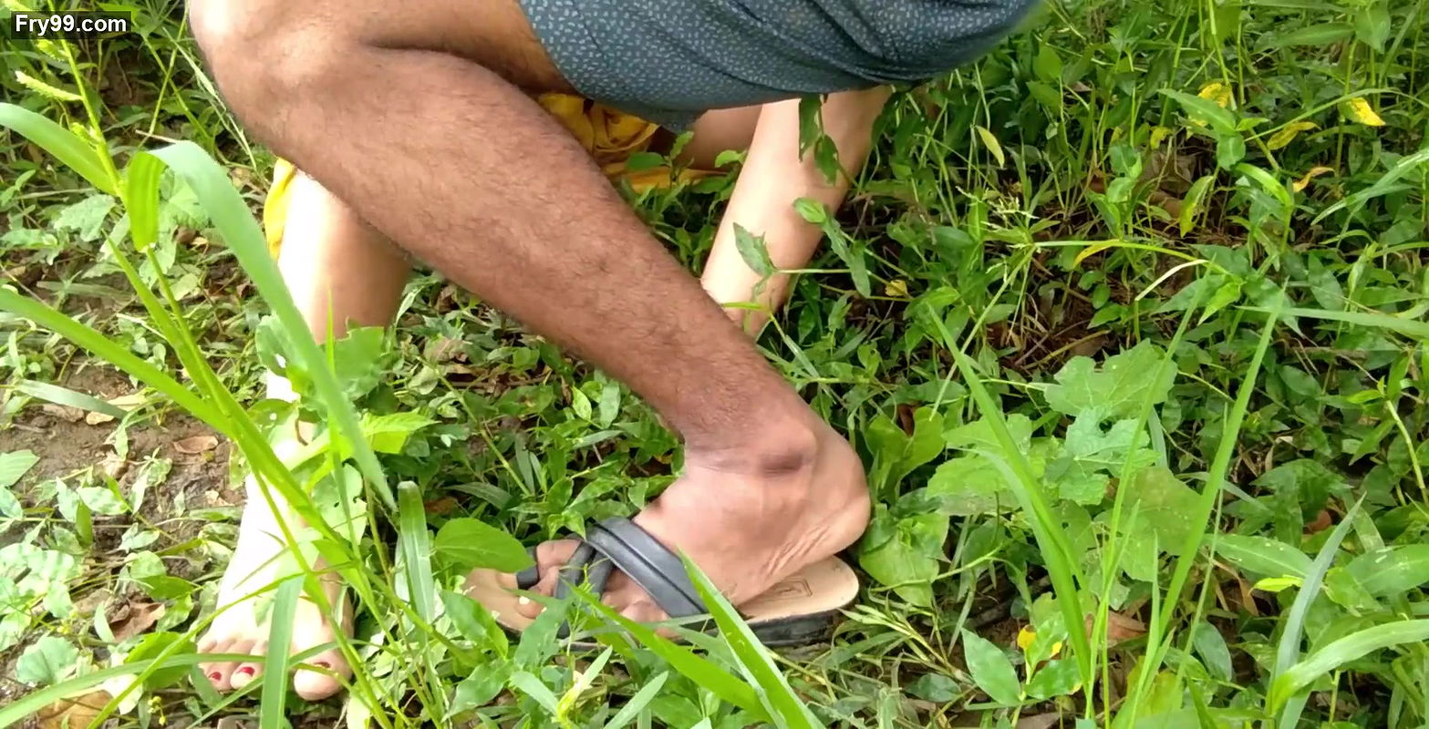 Dost Ki Amma Ko Bapu Se Khet Me Chudte Huye Dekha.