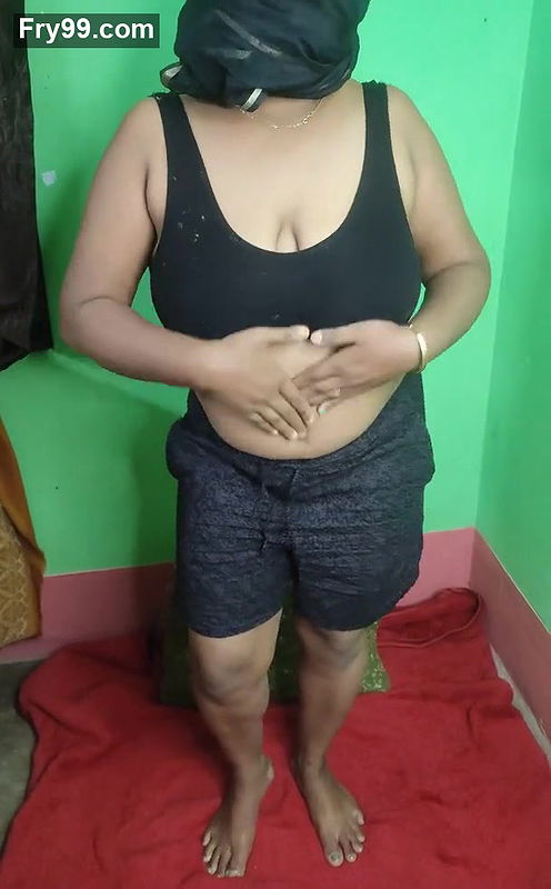 Indian Bhabi Peeing in green pot.