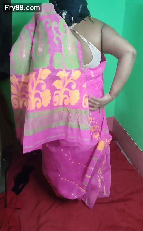 Indian hot sizzling bhabi Strips in Sharee.