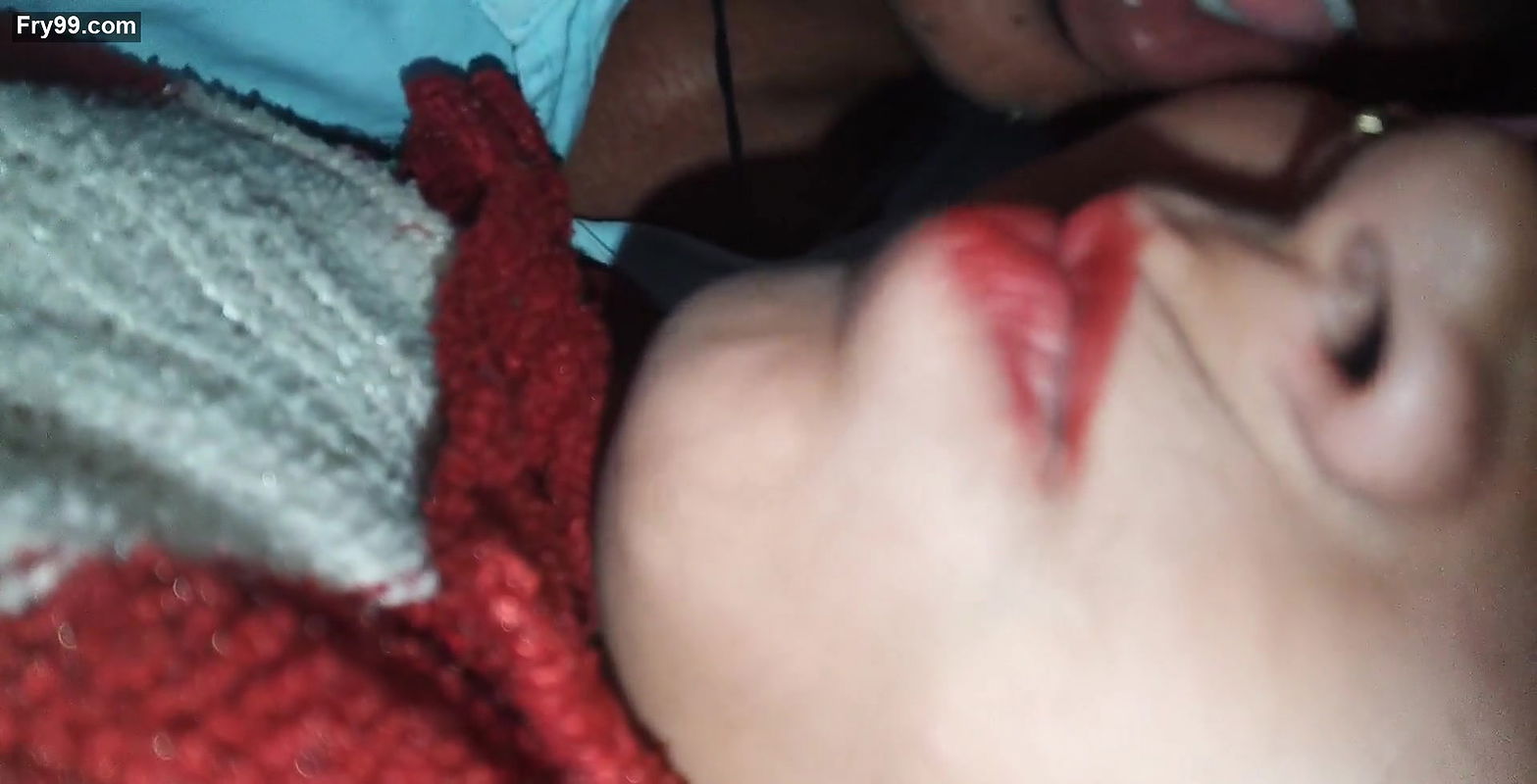 Love couple kiss video.