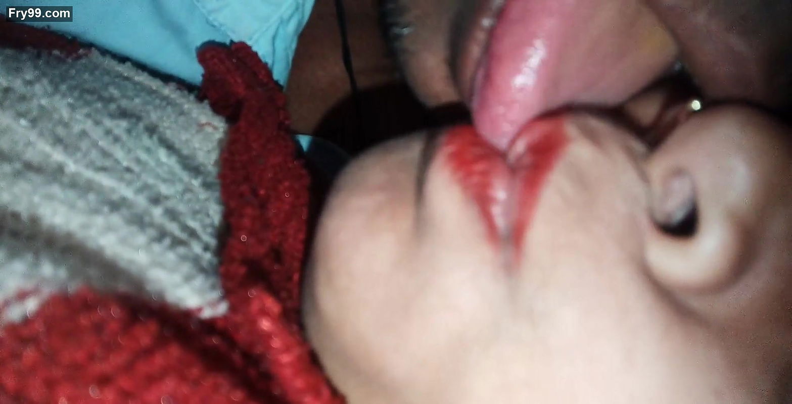 Love couple kiss video.