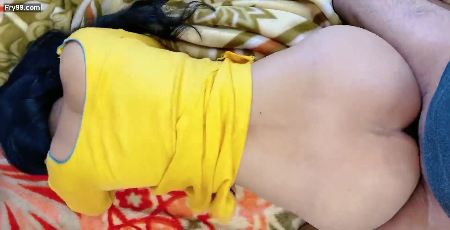 Sardi me Mosi ke sath bed share kiya to mosi ki moti gand ko chata aur choda.